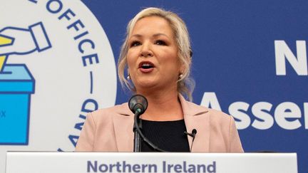 La vice-présidente du parti Sinn Fein, Michelle O'Neill, lors d'un discours à Magherafelt, en Irlande du Nord (Royaume-Uni), le 7 mai 2022. (PAUL FAITH / AFP)