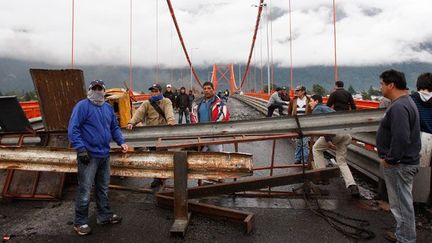 Il faut compter une journée de bus pour faire les 600 kilomètres de route de Coyhaique, la capitale de la région, à l’université la plus proche, située à Puerto Montt.

Un autre problème majeur de la région est celui des infrastructures sanitaires.

Seuls deux hôpitaux, difficiles d’accès, et un nombre restreint de médecins assurent les services de santé de la région. (REUTERS/Carlos Vera )