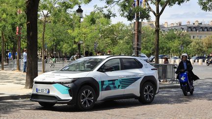 Une voiture officielle des Jeux 2024, à Paris, le 22 juillet 2024. (LP/ OLIVIER ARANDEL / MAXPPP)