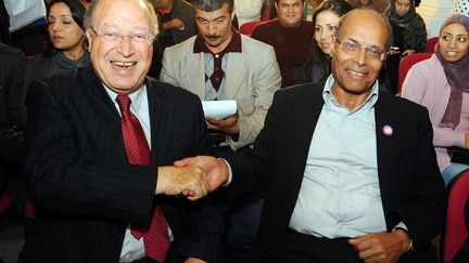 Mustapha Ben Jaafar (&agrave; gauche), nouveau pr&eacute;sident de l'Assembl&eacute;e constituante tunsienne, et Moncef Marzouki (&agrave; droite), chef du parti du Congr&egrave;s pour la R&eacute;publique, le 22 novembre 2011 &agrave; Tunis (Tunisie). (FETHI BELAID / AFP)