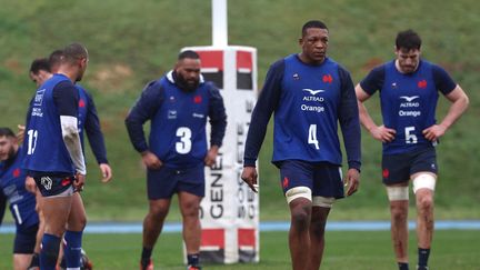 Cameron Woki (au premier plan) à l'entraînement avec le XV de France à Marcoussis, le 7 février 2024. (EMMANUEL DUNAND / AFP)