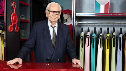 Pierre Cardin dans sa boutique parisienne, le 27 juin 2019. (BERTRAND GUAY / AFP)