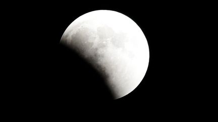 La Lune, pleine, est peu à peu rentrée dans la pénombre, puis dans l'ombre pour se retrouver totalement dans l'ombre, avant d'en sortir progressivement. Cette photo a été prise au Caire (Egypte). (AMR DALSH / REUTERS)