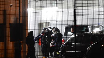 Les secours transportent une personne blessée à l'extérieur du centre pénitentaire de Condé-sur-Sarthe (Orne), le 5 mars 2019. (JEAN-FRANCOIS MONIER / AFP)