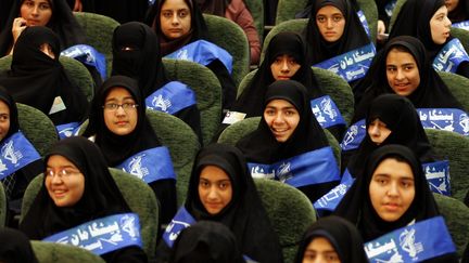 Des &eacute;tudiantes iraniennes &eacute;coutent un discours du pr&eacute;sident Mahmoud Ahmadinejad &agrave; Basj (Iran), le 30 octobre 2005. (ATTA KENARE / AFP)