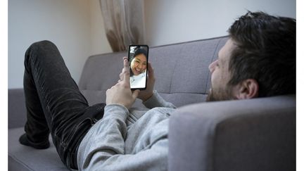 Un jeune Français discute avec sa compagne péruvienne, à&nbsp;La Varenne-Saint-Hilaire (Val-de-Marne), le 26 février 2021. (FRANCK RENOIR / HANS LUCAS / AFP)