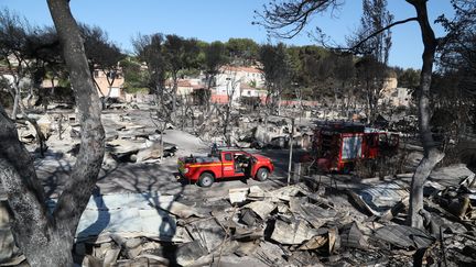 Les pompiers&nbsp;en reconnaissance dans les décombres laissés par le feu, dans un camping près de Martigues (Bouches-du-Rhône), le 4 août 2020.&nbsp; (MAXPPP)