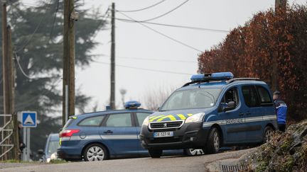 Les gendarmes mènent une perquisition au domicile de Nordahl Lelandais à Domessin (Savoie), le 18 décembre 2017. (MAXPPP)