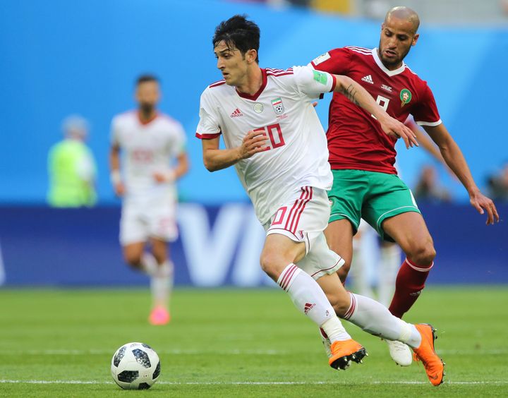 Sardar Azmoun échappe à Karim El Ahmadi, le 15 juin 2018, lors du match de Coupe du monde entre l'Iran et le Maroc, à Saint-Pétersbourg (Russie). (IGOR RUSSAK / NURPHOTO / AFP)