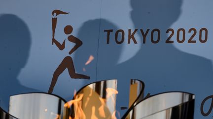 La flamme des Jeux (ici le 25 mars 2020 à Fukushima) ne s'installera peut-être pas dans le nouveau stade olympique de Tokyo. (PHILIP FONG / AFP)