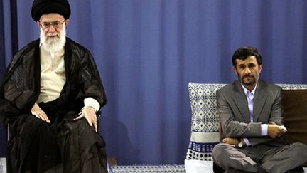 Le Guide suprême de la Révolutio, Ali Khamenei (gauche) et le président iranien, Mahmoud Ahmadinejad (droite) (© AFP)