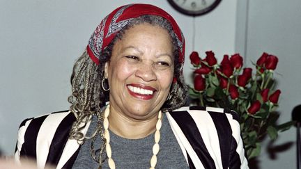 Toni Morrison dans son bureau à l'université de Princeton dans le New Jersey en octobre 1997. (DON EMMERT / AFP)