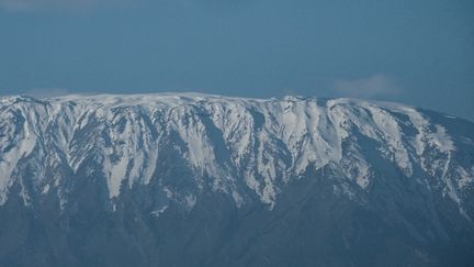 Vue du Kilimandjaro enneigé depuis le sanctuaire de Kimana, au Kenya, le 2 mars 2021.&nbsp; (YASUYOSHI CHIBA / AFP)