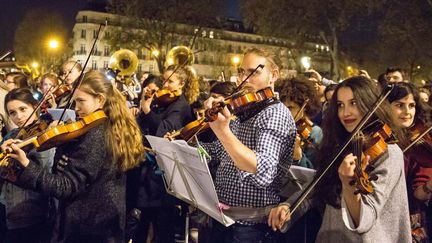 Plus de 300 musiciens réunis dans un orchestre improvisé jouent la "Symphonie du Nouveau monde" à La Nuit Debout, place de la République à Paris, le 20 avril 2016.
 (Matthieu de Martignac / Photo PQR Le Parisien / Max PPP)