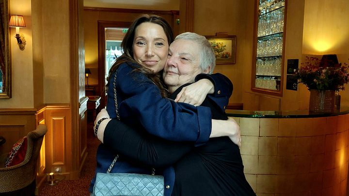 Laura Smet enlace Nelly, une retraitée de 73 ans, à Saint-Denis, en région parisienne. (BENJAMIN ILLY / RADIOFRANCE)