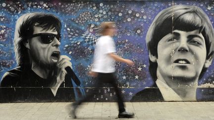 Fresque sur Carnaby Street montrant Mick Jagger et Paul McCartney
 (ANDY RAIN/EPA/Newscom/MaxPPP)