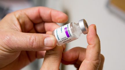 Un flacon de vaccin AstraZeneca, le 26 février 2021 à Toulouse. (FRED SCHEIBER / AFP)