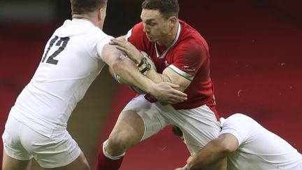 Le centre gallois George North, pour sa 100e cape, pris à deux par les Anglais et notamment Owen Farrell lors de Galles-Angleterre le 27 février 2021 (DAVID DAVIES / POOL PRESS ASSOCIATION)