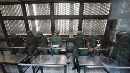 Sept des huit soldats dont un colonel, accusés d'exécutions extrajudiciaires de huit indigènes, sont incarcérés dans une cellule de sécurité du tribunal, à Guatemala, la capitale du pays, sur ordre du président Otto Perez Molina, le 11 octobre 2012. (AFP PHOTO/Johan ORDONEZ)