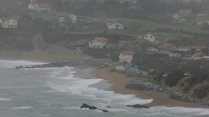 Saint-Jean-de-Luz : la montée des eaux inquiète les autorités (France 3)