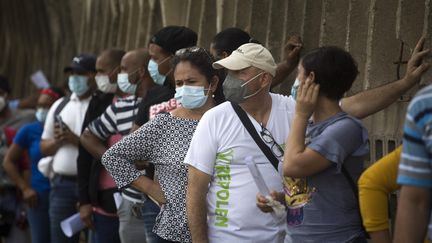 Des personnes attendent pour faire un test PCR à San-Domingue en République dominicaine, le 13 juilet 2020. (ERIKA SANTELICES / AFP)