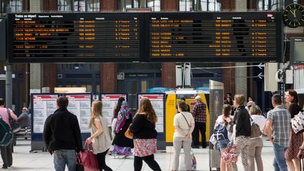 Des passagers attendent leur train &agrave; la gare de Lille (Nord), le 13 juin 2014 en pleine gr&egrave;ve des transports. (PHILIPPE HUGUEN / AFP)