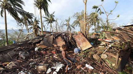 Un petit gar&ccedil;on joue sur les ruines de sa maison, &agrave; Port-Vila, au Vanuatu, le 16 mars 2015. (DAVE HUNT / AP / SIPA)