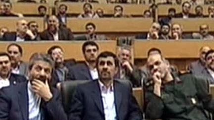 Mahmoud Ahmadinejad (au centre) regardant la retransmission du lancement d'une fuséee iranienne (03/02/2010)