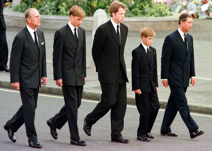 Le prince Philipe marchant derrière le cercueil de la princesse Diana le 6 septembre 1997 lors des funérailles, à Londres. (JEFF J MITCHELL / AFP)