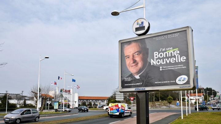 L'&eacute;v&ecirc;que de Bayonne, Marc Aillet, pose dans une campagne pour le denier du culte, le 16 mars 2012. (NICOLAS MOLLO / AFP)