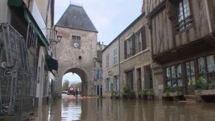 Dans l'Yonne, la crue de la rivière du Serein a progressé vers Chablis, où le niveau de l'eau a quasiment doublé dans la journée du mardi 2 avril. La ville voisine de Noyers, où le pic a été atteint, avait déjà été inondée lors d'une crue exceptionnelle il y a à peine un mois. (France 2)