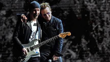 Le guitariste The Edge et le chanteur Bono sur scène avec U2 le 18 juin 2017 à East Rutherford (New Jersey, Etats-Unis), lors du Joshua Tree Tour 2017.&nbsp; (MIKE COPPOLA / GETTY IMAGES NORTH AMERICA)