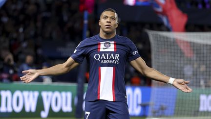 Kylian Mbappé célèbre son but face à Benfica en Ligue des champions, le 11 octobre 2022 au Parc des Princes. (JEAN CATUFFE / AFP)