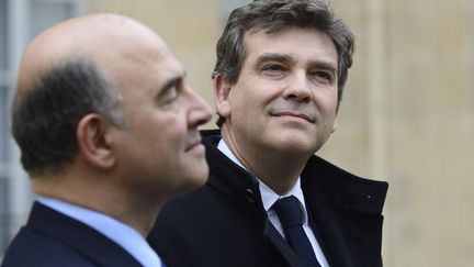 Les ministres de l'Economie et du Redressement productif,&nbsp;Pierre Moscovici (G) et&nbsp;Arnaud Montebourg,&nbsp;dans la cour de l'Elys&eacute;e (Paris) &agrave; la sortie du Conseil des ministres, le 27 novembre 2013. (ERIC FEFERBERG / AFP)