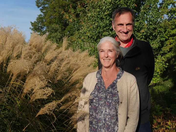 Jennifer et Claude Meunier jardinent dans la Drôme.&nbsp; (ISABELLE MORAND / RADIO FRANCE / FRANCE INFO)