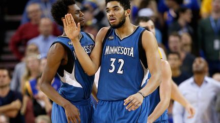 Karl-Anthony Towns et Andrew Wiggins, deux des joueurs des Wolves (EZRA SHAW / GETTY IMAGES NORTH AMERICA)