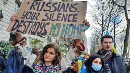 Lors d'une manifestation devant l'ambassade russe à Paris, le 24 février 2022. (AGATHE MAHUET / RADIO FRANCE)