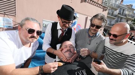 A l'occasion du mouvement Movember, un barbier cannois lance sa 10e récolte de dons, le 6 novembre 2022.&nbsp; (PATRICE LAPOIRIE / MAXPPP)