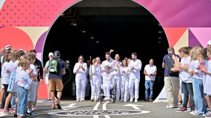 La flamme paralympique arrive à Calais via le tunnel sous la Manche, le 25 août 2024. (LOU BENOIST / AFP)