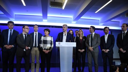 Laurent Wauquiez entouré du nouvel état-major du parti Les Républicains, mercredi 13 décembre 2017.&nbsp; (ERIC FEFERBERG / AFP)