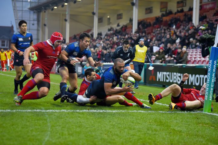 Le Japopnais Michael Leitch marque un essai lors du test-match Japon-Russie à Gloucester (Royaume-Uni) le 24 novembre 2018. (NATHAN STIRK / GETTY IMAGES EUROPE)