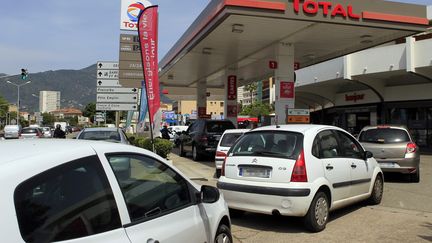 Des automobilistes font la queue dans une station-service,&nbsp;le 26 mai 2016, à Ajaccio (Corse-du-Sud). (PASCAL POCHARD-CASABIANCA / AFP)