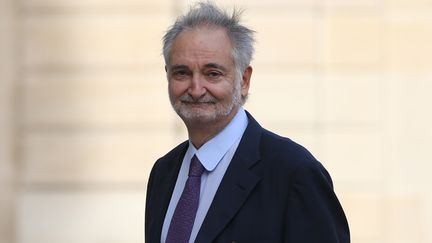 L'&eacute;conomiste Jacques Attali dans la cour de l'Elys&eacute;e, le 21 septembre 2013 &agrave; Paris. (KENZO TRIBOUILLARD / AFP)