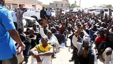  Des migrants dans une base navale près de Tripoli, le 8 octobre 2015. Ils ont été arrêtés par les gardes-côtes libyens alors qu’ils embarquaient pour l’Europe.  (Photo AFP/Mahmud Turkia)