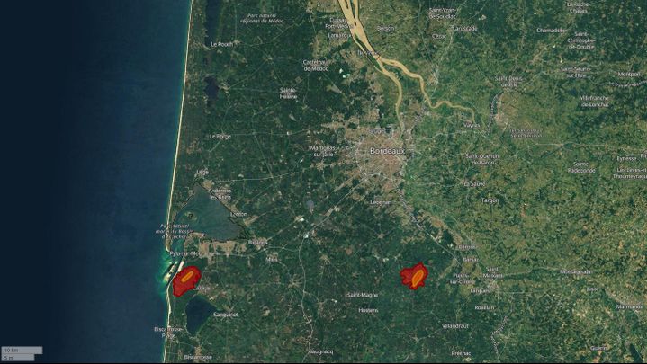 Localisation au 14 juillet 2022 des incendies en Gironde par l'European Forest Fire Information System (EFFIS, programme Copernicus). A l'ouest, l'incendie de La Teste-de-Buch, à l'est, celui de Landiras. En rouge, les surfaces brûlées lors des dernières 24 heures, en orange, celles brûlées il y a plus de 24 heures. (EFFIS / COPERNICUS)