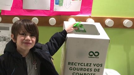 Jules,&nbsp;en CP, rapporte ses emballages de compotes à l'école pour qu'ils soient recyclés. (Anne-Laure Barral)