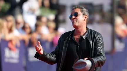 Christophe Dechavanne sur le tapis rouge lors du festival de Deauville (Calvados), le 31 août 2013. (CHARLY TRIBALLEAU / AFP)