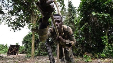 Soldat ivoirien à l'entraînement au Détachement d'intervention aguerrissement lagunaire près d'Abidjan.  (Sia KAMBOU / AFP)