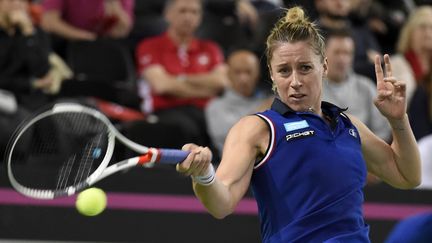 Pauline Parmentier contre Belinda Bencic en quarts de finale de la Fed Cup, le 12 février 2017. (JEAN-PHILIPPE KSIAZEK / AFP)