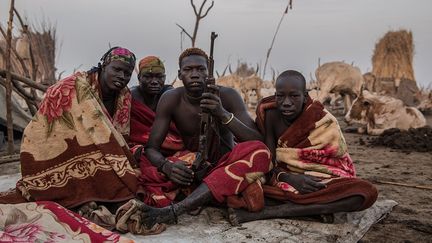 Les hommes sont armés pour surveiller leur troupeau. Une vache peut couter 400 euros. Chaque année, 350.000 bovins sont volés et plus de 2.500 personnes tuées par des voleurs de bétail. &nbsp; (STEFANIE GLINSKI / AFP)